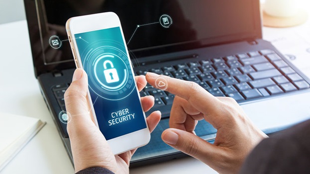 mani con smartphone e pc portatile